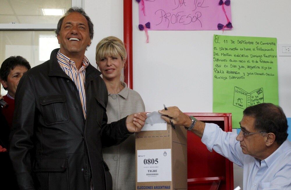 Os argentinos votam neste domingo (25) para escolher um novo presidente da República em uma eleição que irá moldar a recuperação da conturbada economia do país sul-americano, com o candidato governista, Daniel Scioli (foto), como favorito para ganhar com uma plataforma de "mudança gradual".
A votação ocorria com tranquilidade na capital, Buenos Aires, onde as crianças se juntaram aos seus pais na fila, e não houve relatos de problemas logísticos da região florestal ao norte até as planícies da Patagônia no sul.
Pesquisas de opinião mostram Scioli, da esquerdista Frente Para a Vitória, com uma forte vantagem sobre seus rivais, mas ainda não está claro um triunfo definitivo e ele pode ser forçado a disputar um segundo turno no mês que vem