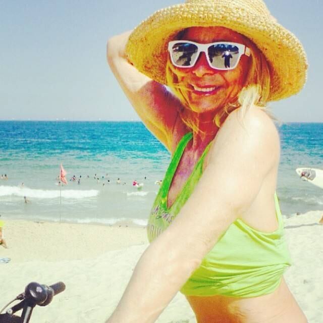 A mãe de Dani Winits está inteirona, assim como a filha e adora compartilhar fotos dela mesma no Instagram
