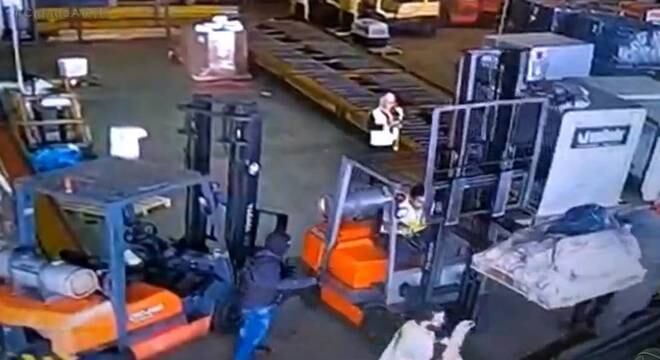 Câmeras de segurança registraram toda a ação