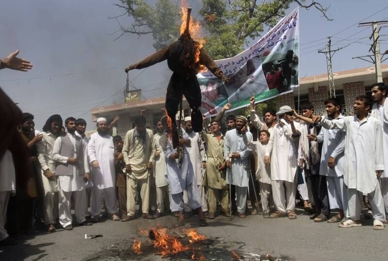 Manifestantes afegãos
queimam boneca representando o primeiro-ministro de Israel, Benjamin
Netanyahu, durante protesto
pró-Palestina em Jalalabad, Afeganistão