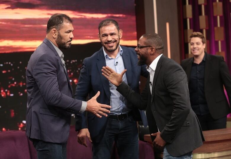 No elenco da série Rio Heroes, exibida em um canal da TV a cabo, o ator André Ramiro se une aos lutadores para falar sobre a modalidade

• VÍDEO: Minotauro e Minotouro são os convidados do Programa do Porchat
