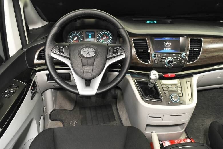 Alavanca de câmbio elevada facilita os engates