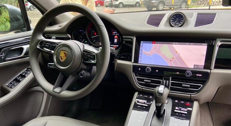 Modelo traz uma ampla central multimídia com conexão com smartphone