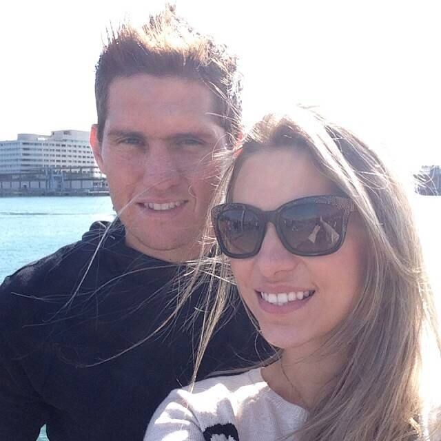 Ex-companheiro de Neymar no Santos, o goleiro Rafael, do Napoli, aproveitou o dia ao lado da esposa no Sul da Itália. 
— Louvo a DEUS pela sua vida, e por esse presente que é ter vc como esposa, as coisas por mais simples que pareçam, com vc se tornam inesquecíveis! Te amo minha princesa!
