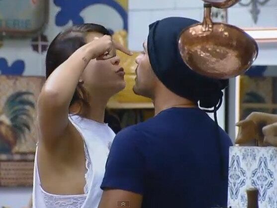 O casal então simulou uma discussão e Débora chegou a apontar o dedo na cara de Marlos


+ Em clima de lua de mel, Darlos se isola dos demais peões e passa boa parte do domingo (2) no ofurô

+ "Se minha bunda é grande aqui, pessoalmente, imagina na TV!", diz Babi Rossi durante o banho 

+ “Eu peguei uma antipatia daquele moleque”, dispara Felipeh sobre DH

+ Exclusivo! “Tudo de ruim foi transformado numa experiência única”, revela a eliminada Cristina

+ Comeu e não gostou? Após almoçar no celeiro, Grupo Ovelha ironiza peões

