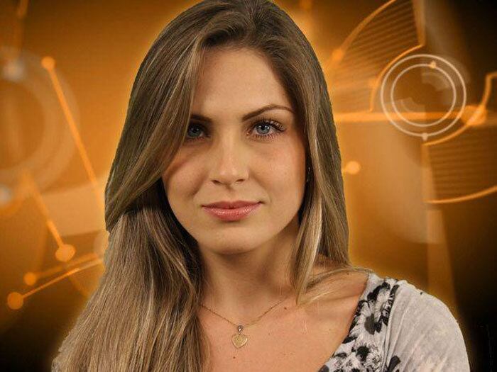 A mineira Renatinha foi uma das participantes mais ousadas de todas as edições do Big Brother Brasil. Além de ter ficado com Jonas e Rafa e ainda ter se esfregado com Ronaldo durante o BBB12, ela teve de responder as acusações de seu ex-namorado fora da casa.
O músico Filipe Soldati não só afirmou que Renatinha era ninfomaníaca
como também divulgou fotos de suas relações sexuais na internet. Pouco
depois, ele retirou as imagens e alegou ter sido um hacker o responsável