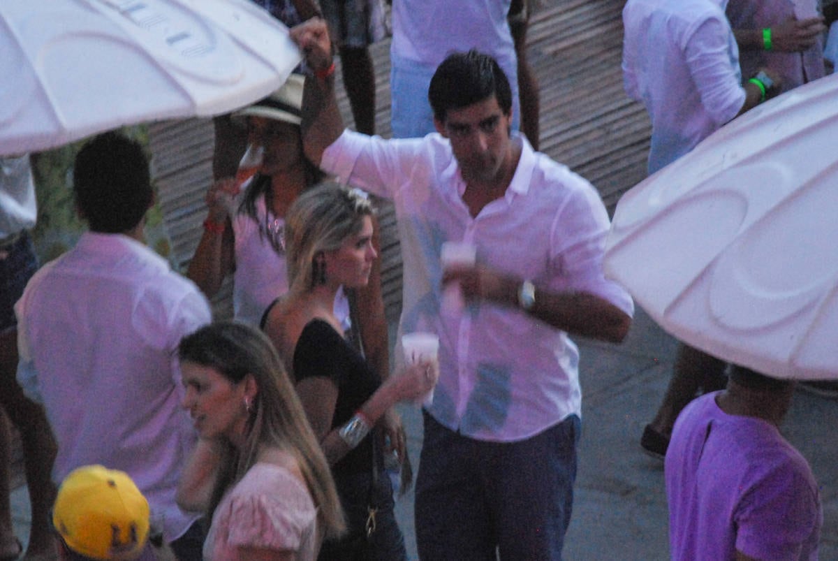 A vencedora da Fazenda ficou conversando com o rapaz por um tempão