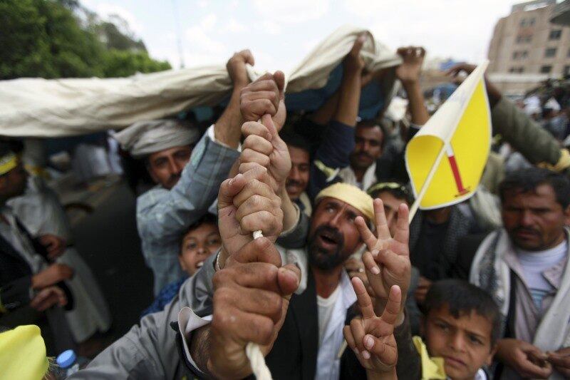 Membros do movimento xiita Houthi
protestam próximo ao aeroporto de Saná, capital do Iêmen, contra o atual
governo