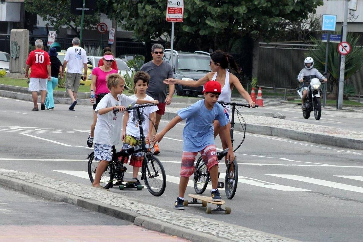 Bicicleta, patinete e bicicleta foram os escolhidos pela turma para passear na orla do Leblon
