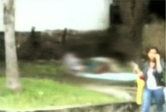 Moradores de rua foram filmados fazendo sexo em Marechal Hermes, na zona norte da cidade, sem se importar com a grande movimentação de pedestres no local. Assista