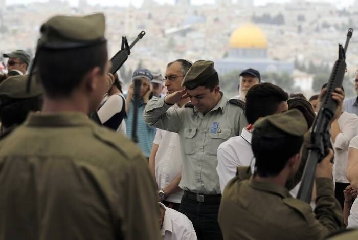 Soldados israelenses
prestam homenagens durante o Dia da Memória no cemitério militar do Monte das
Oliveiras, em Jerusalém