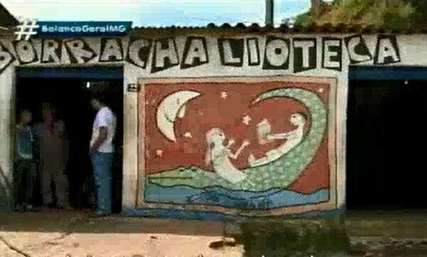 Pneus e livros convivem na Borrachalioteca em Sabará, na região metropolitana de BH. O estabelecimento é ao mesmo tempo borracharia e biblioteca