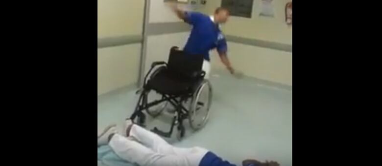 Funcionários dançaram "Que Tiro Foi Esse?" durante o expediente de trabalho