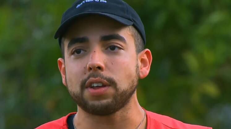 Exilado, Lucas Selfie participou da última Prova em Equipe da Ilha Record ao lado dos exploradores. Antes de se despedir, ele mandou um recado para Nadja: "Te aguentar é o maior Desafio de Sobrevivência", alfinetou. 

Não importa onde esteja, Selfie sempre aparece com comentários polêmicos! 

O reality vai ao ar de segunda a sexta, a partir das 22h45; e aos sábados, às 23h, na tela da Record TV. Assista à íntegra e aos conteúdos exclusivos da Ilha Record no PlayPlus.com
