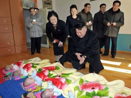 Un proibiu os cidadãos de sorrirem, de dançarem ou realizarem qualquer comemoração no dia 8 de julho, data da morte de seu avô, Kim Il-sung, em 1994, que é feriado nacional