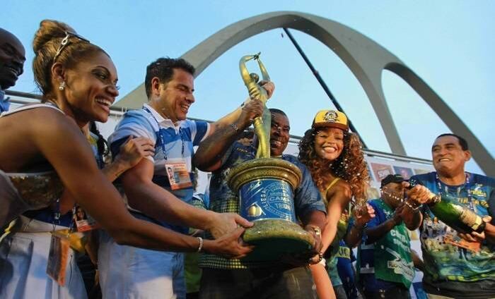 Os representantes da Unidos da Tijuca receberam o trófeu do primeiro lugar deste Carnaval na Sapucaí