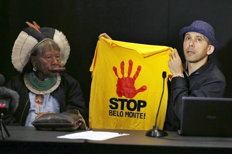 Raoni Metuktire,
ativista de direitos indígenas e chefe da tribo Kayapo, participa de coletiva
de imprensa em Paris. Raoni e seu sucessor, Megaron Txucarramae, estão
participando de uma campanha de conscientização ambiental e viajam por vários
países da Europa para discutir o  aumento
do desmatamento antes da Copa 