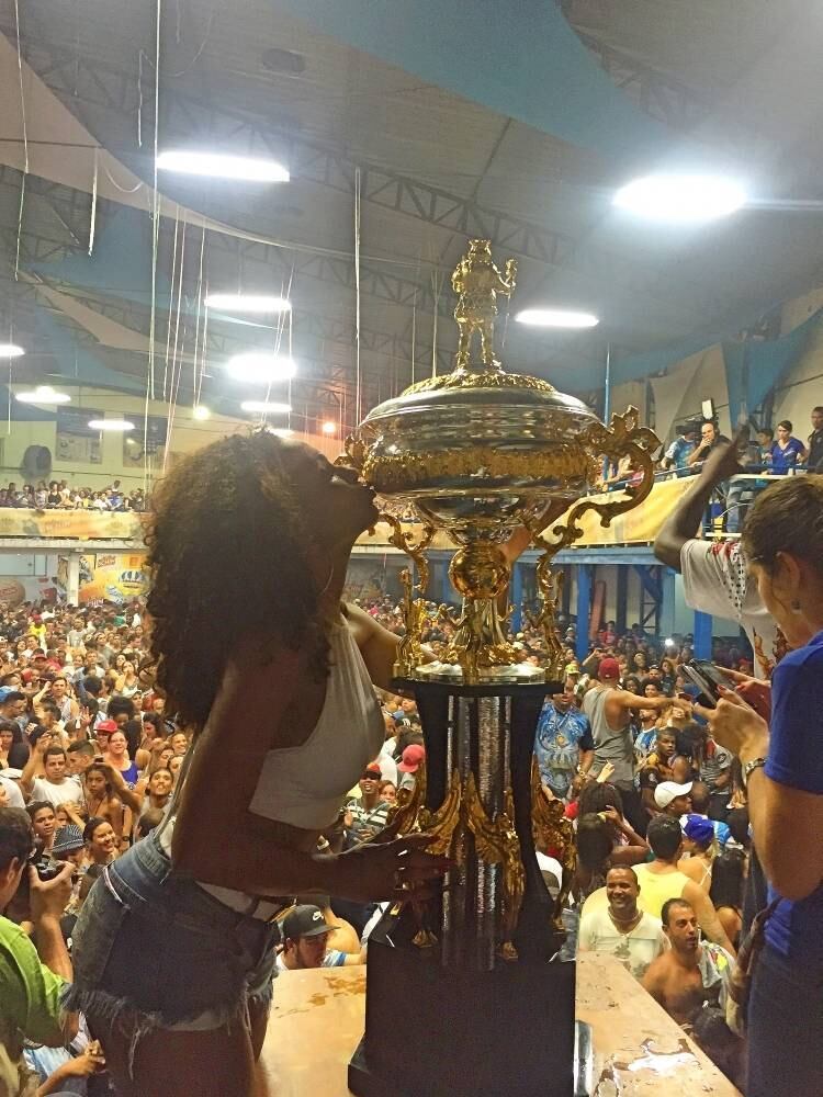 Todo mundo queria tirar uma onda com a taça