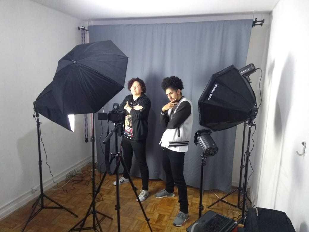 Alunos na aula de fotografia