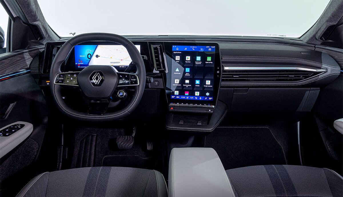 Inteiorior com telas de vidro e multimídia vertical