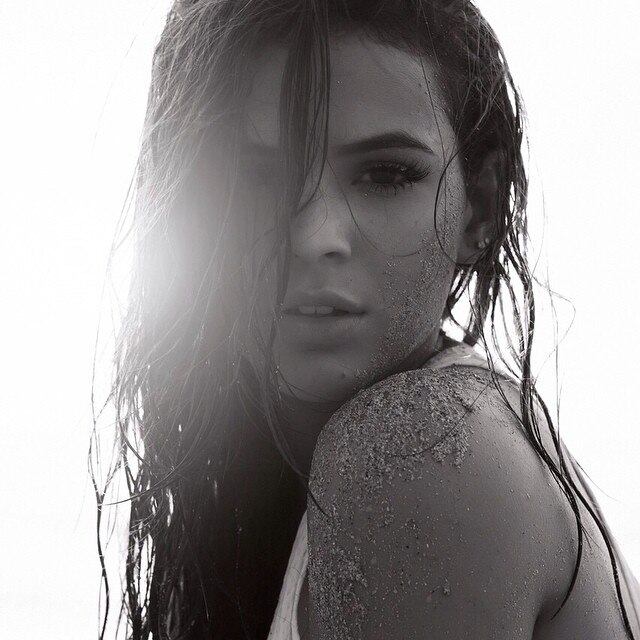 Bruna Marquezine, que cresceu na televisão, hoje impressiona pelas formas de mulherão