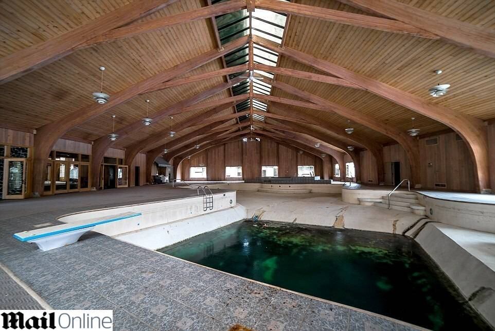 O local também conta com uma piscina que equivale a duas vezes o tamanho da média de uma casa familiar nos EUA