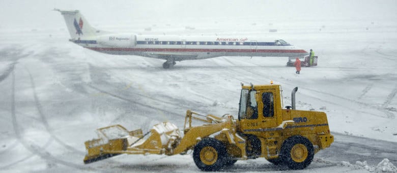 Trator é usado para retirar neve da pista do aeroporto de LaGuardia, nos Estados Unidos