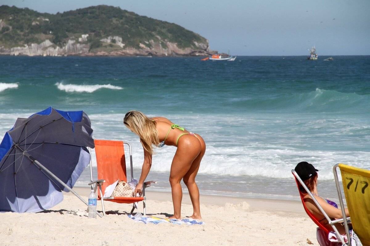 Dani Vieira foi à praia da Barra da Tijuca, no Rio de Janeiro
