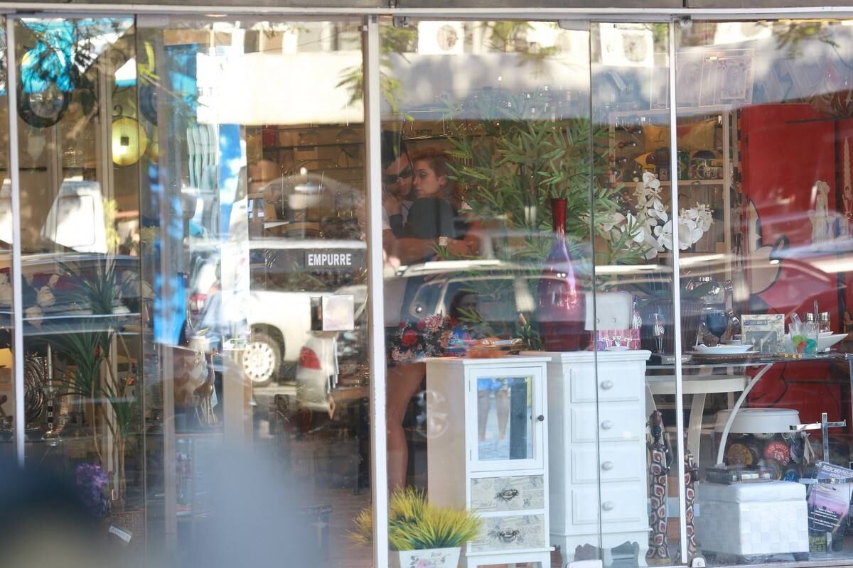 Sophia Abrahão e Sérgio Malheiros, que não assumem romance, são fotografados andando de mãos dadas
