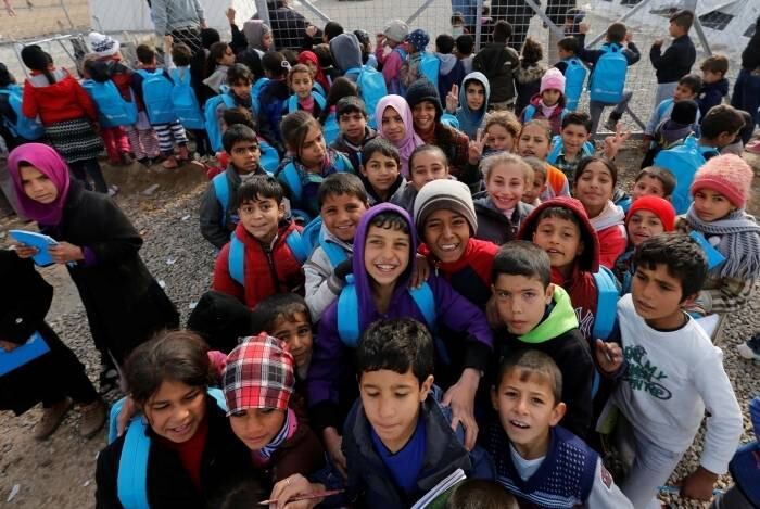 Crianças que fugiram do Estado Islâmico em Mosul, no Iraque, aguardam para entrar em escola no campo de Hassan Sham