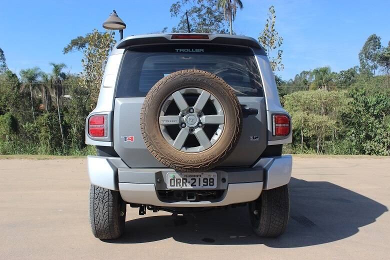 Feito para os amantes do off-road, o novo Troller T4 chega nas
concessionárias em agosto com preço inicial de R$ 110.990,
aproximadamente 15% mais caro que a versão atual. O modelo, porém,
tentará justificar o valor mais salgado com design, equipamentos
inéditos, melhor acabamento da cabine e o motor 3.2 diesel de 200 cv da Ford Ranger
