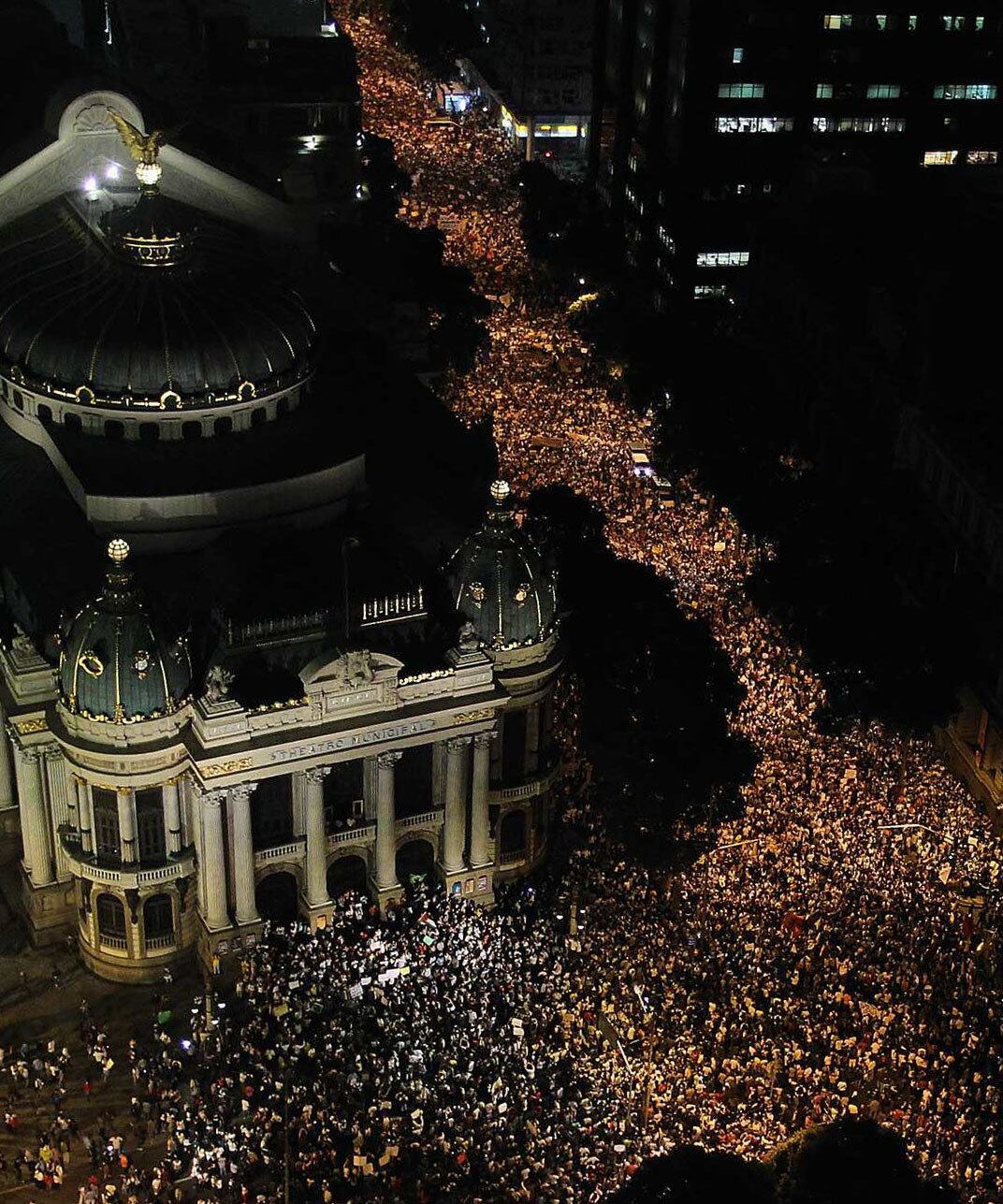 Gradualmente, o número de manifestantes foi crescendo até que, em 20 de junho, a avenida Presidente Vargas foi tomada da Candelária até a prefeitura do Rio. O protesto aconteceu um dia após as autoridades anunciarem a redução do preço das passagens de ônibus e metrô. De forma pacífica, milhares participaram do ato por melhorias na saúde e educação e por redução dos gastos com a Copa do Mundo. Mas a passeata acabou em confronto com a polícia, deixando mais de 40 feridos