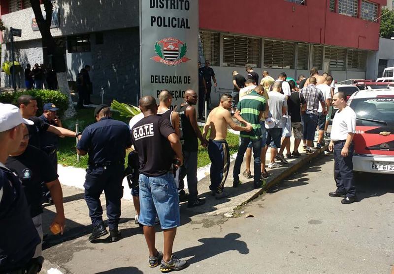 Em Guarulhos, um grupo de pelo menos 25 torcedores foram
detidos após confronto no km 227 da rodovia Presidente Dutra