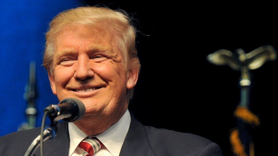 Donald Trump surpreendeu o mundo e venceu as eleições presidenciais desta terça-feira (8). O republicano já foi recebido pelo atual ocupante da Casa Branca, Barack Obama, para a primeira reunião de transição entre eles e declarou que o encontro foi uma "grande honra": "Não vejo a hora de continuar a colaborar com Obama no futuro"
