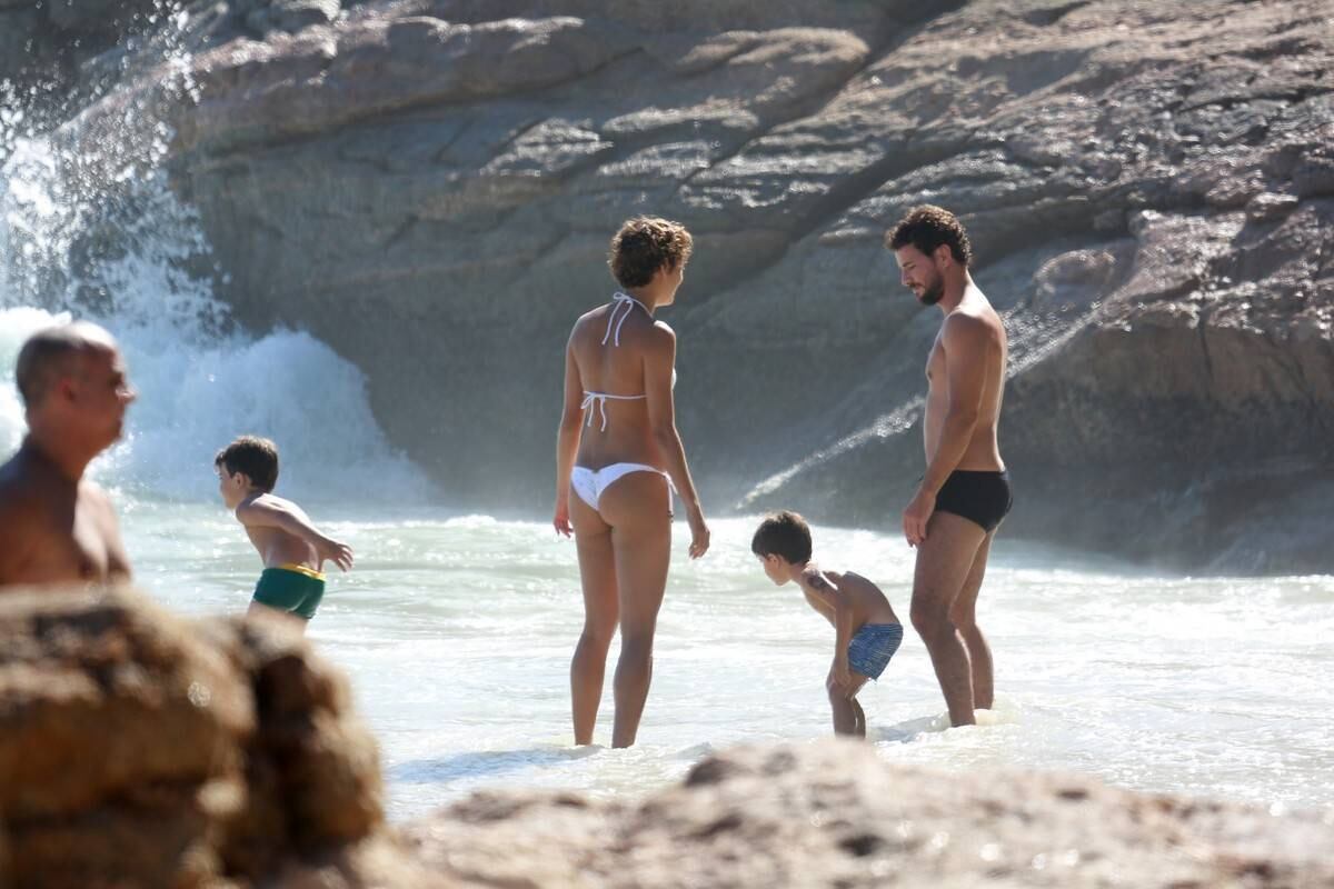 Sophie Charlotte e Daniel de Oliveira se divertem em praia com a família