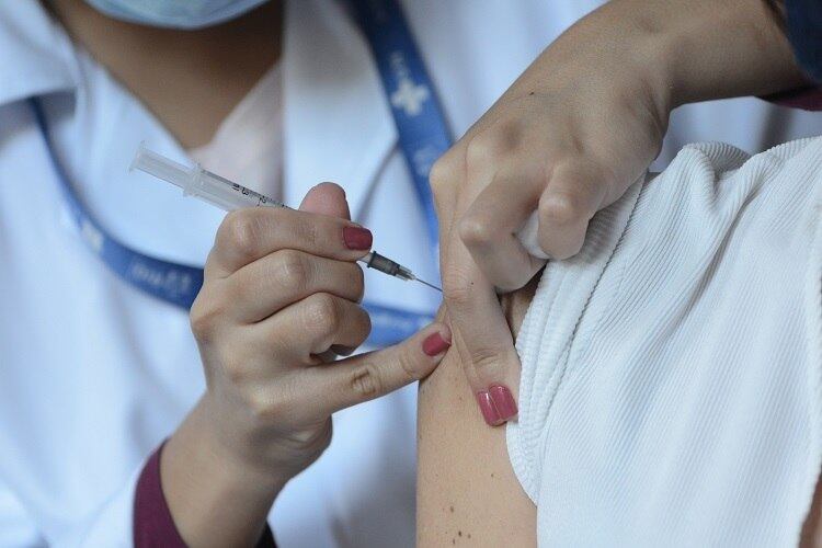 Fiocruz: com avanço da vacinação, mortes e ocupação de UTIs caem
