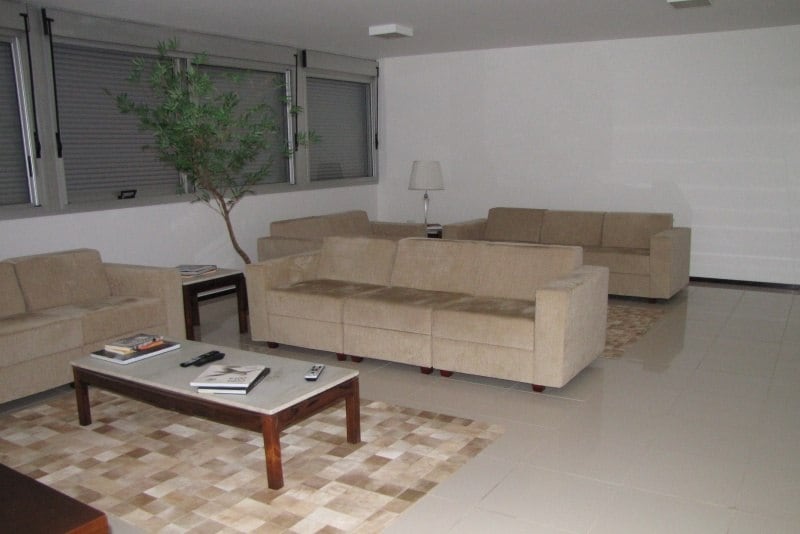 Os tacos de madeira foram substituídos por piso de porcelanato. As persianas, que escondiam esquadrias enferrujadas, deram lugar a janelas modernas em alumínio com blecaute