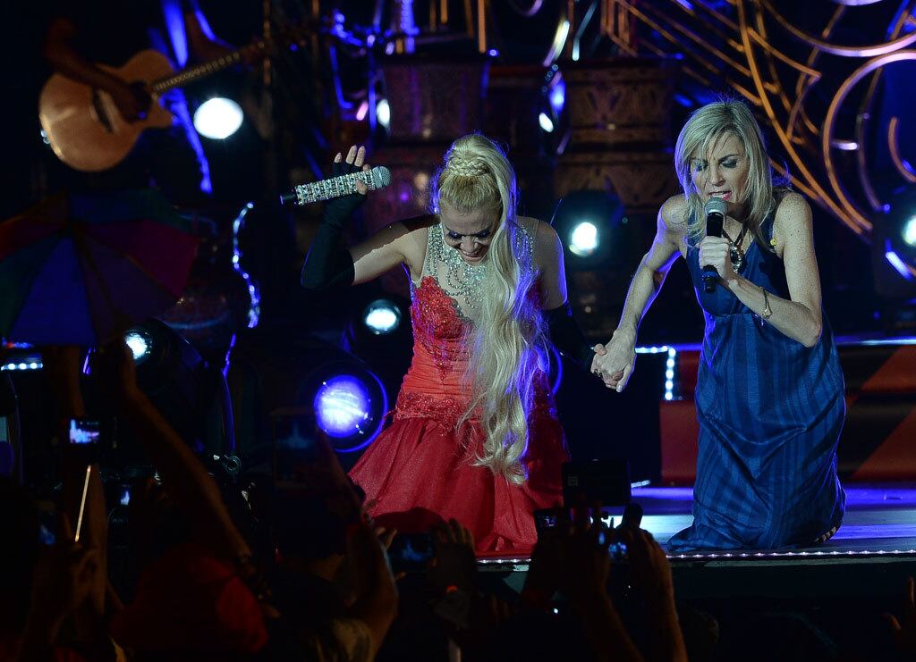 Joelma usou um vestido vermelho de gala e um superaplique 
