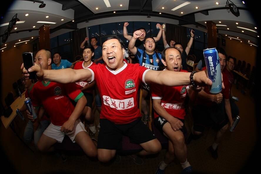 Chineses eufóricos torcem durante os jogos do Mundial