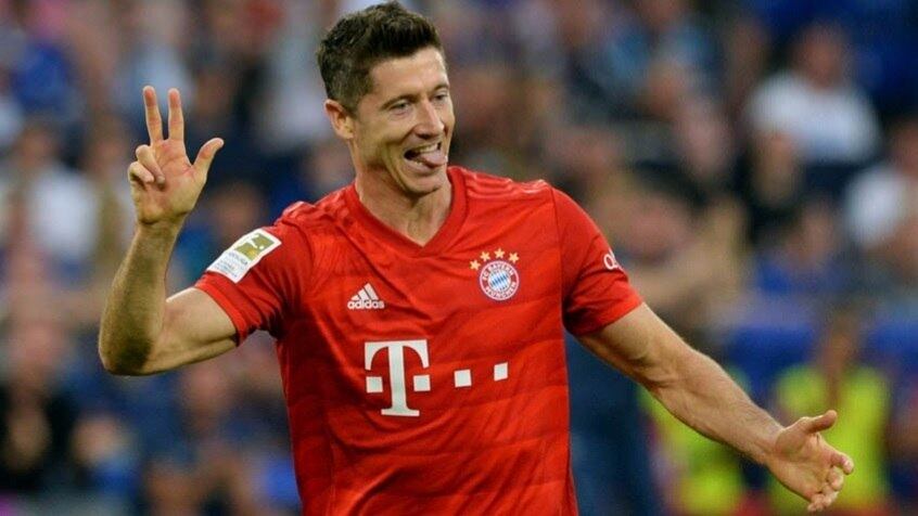 Lewandowski tem 64 pontos. O craque do Bayern de Munique vive mais uma temporada especial. Lewandowski soma 32 gols na Bundesliga, o que significa 64 pontos na corrida pela Chuteira de Ouro.