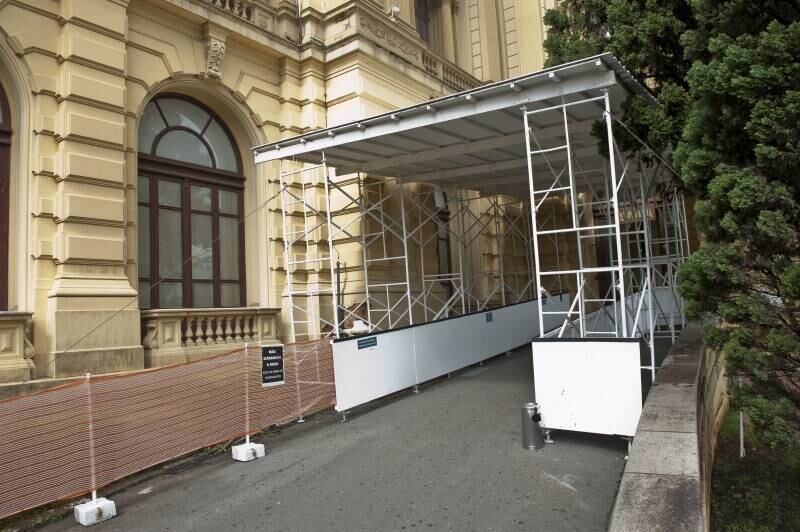 Até agora, apesar de a obra em si
não ter começado, foi feito um trabalho de “intervenção física” e escoramento
de forros de algumas salas para garantir a preservação do acervo e a segurança
da equipe do Museu que atua no local e prepara a transferência dos acervos para
imóveis alugados na região. Sheila
explica, ainda, que foi feita toda a avaliação do prédio.
— Neste
período, foram feitos os mapas de danos das fachadas, levantamento dos
principais problemas nos telhados e os levantamentos completos das necessidades
ambientais para o restauro e a modernização do edifício. A seguir, antes do
início da execução de obras dessa natureza, é necessário obter autorizações dos
órgãos de preservação do patrimônio histórico, no caso do Museu Paulista, nas
três esferas de governo, entre outras instâncias públicas