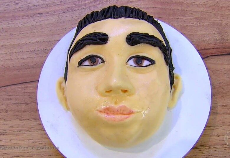 "Estou com lábios bonitos", brincou o Cake Boss ao ver o trabalho de Iara. Rick comentou que o trabalho lembra o apresentador porém ficou muito "sujo", com muitas marcas