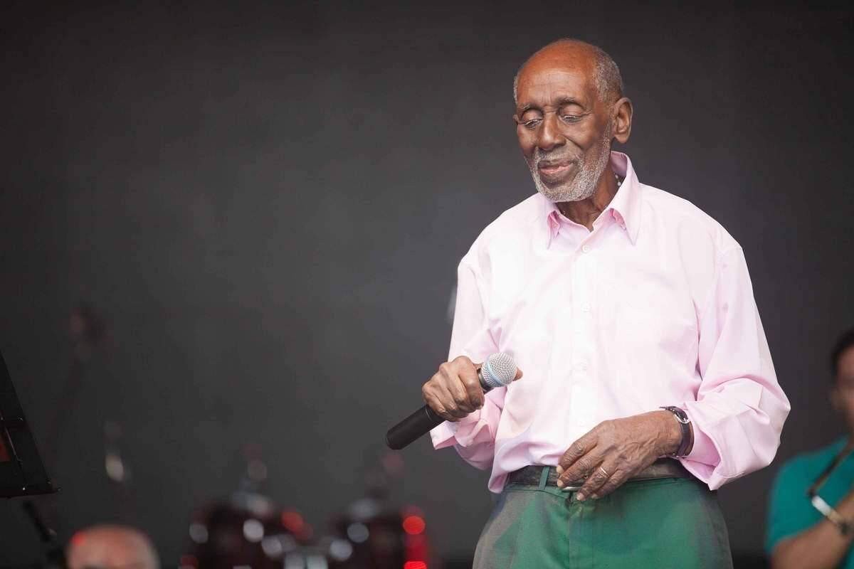 E pelo mangueirense Nelson Sargento que, de verde e rosa, brincou ao beber um copo d'água.
— Água: final de carreira do malandro