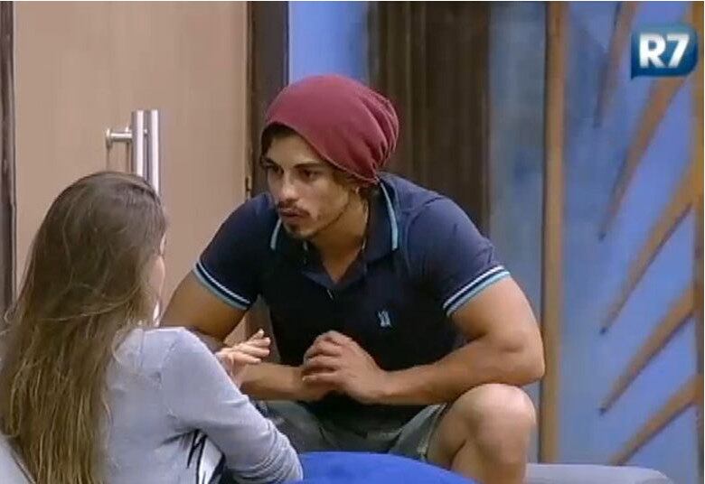 O
ator chegou a se irritar com a situação muitas vezes, e desabafar com Rayanne,
pedindo até o afastamento da peoa, mas os dois sempre acabavam voltando atrás e
se entendendo novamente

+ Em atividade, peões comentam momentos marcantes de cada uma das semanas de confinamento
+ Turma do Ronco: Peões descansam durante a tarde do último sábado de A Fazenda 8
+ Douglas, Rayanne e Ana Paula cantam músicas de Latino e peão enfatiza: “Quem planta sacanagem colhe solidão”


