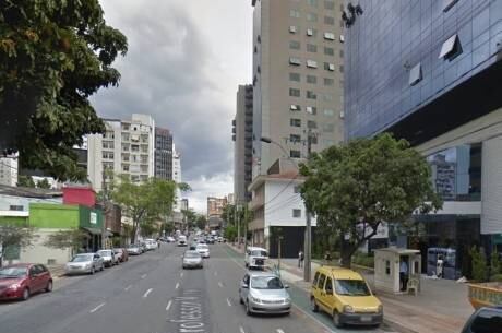 Um
argelino de 17 anos foi detido por suspeita de estupro na Savassi, na
região centro-sul de Belo Horizonte. O adolescente tocou partes
íntimas de uma mulher que estava acompanhada pelo namorado