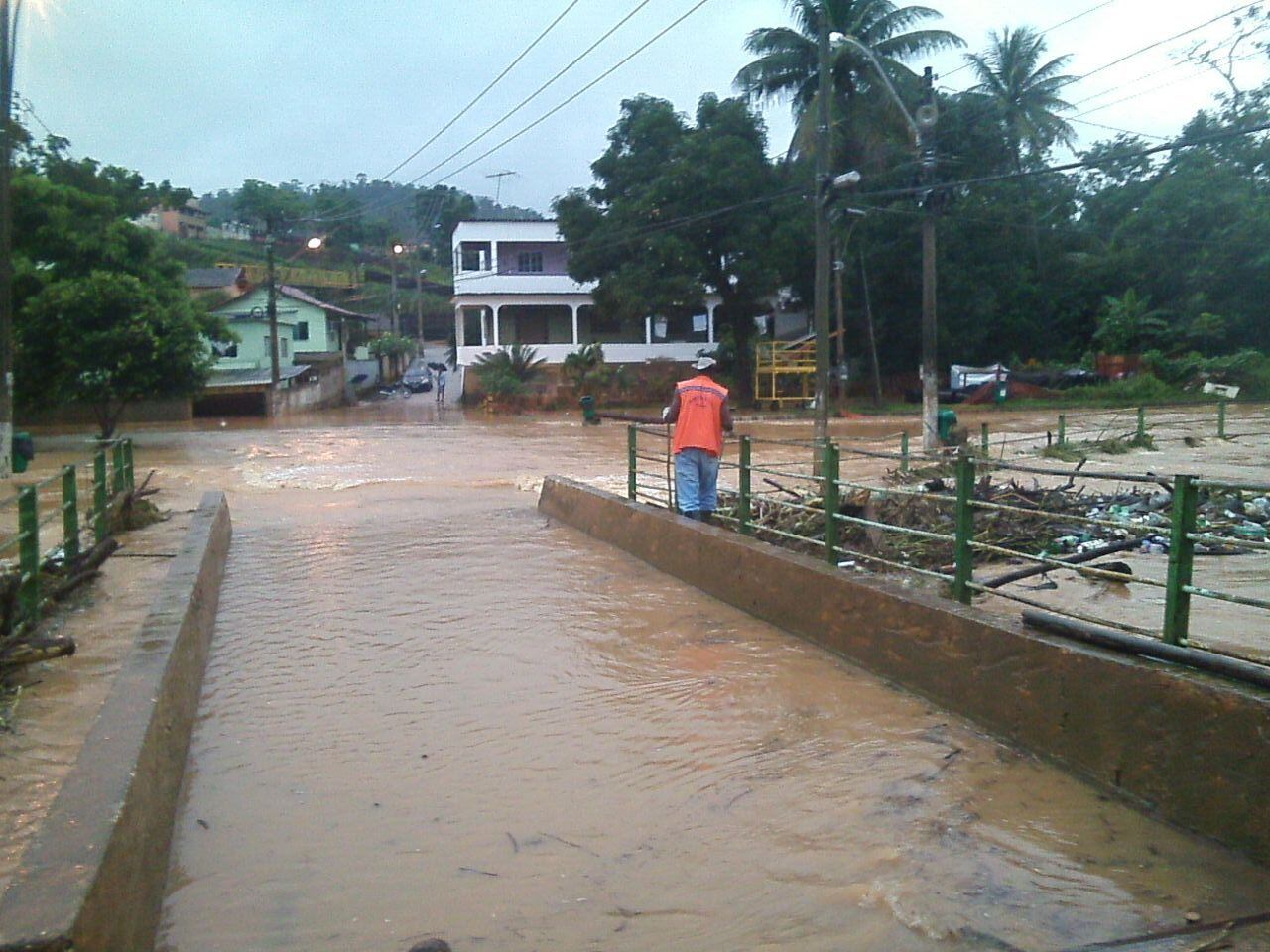 Rio Fundão chegou a ficar 3m95cm acima do nível normal