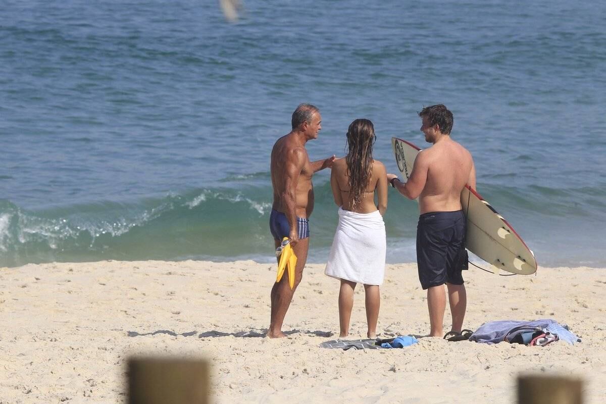 Kadu Moliterno curte a praia com a filha Lanai 
