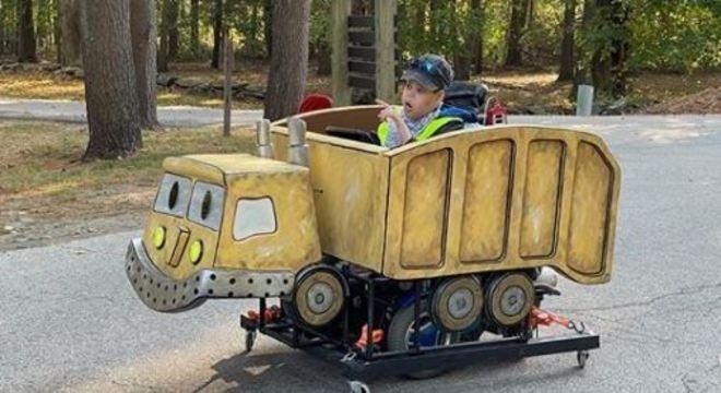 Menino poderá usar esta fantasia adaptável com a cadeira de rodas