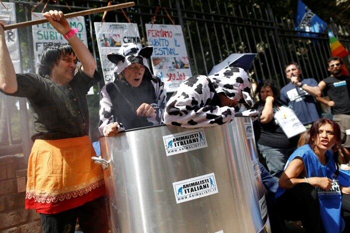 "São muitas, muitas pessoas que gostam (de comer carne de cachorro). É um hábito seu, um hábito meu", disse o vendedor, cujo sobrenome é Zhou