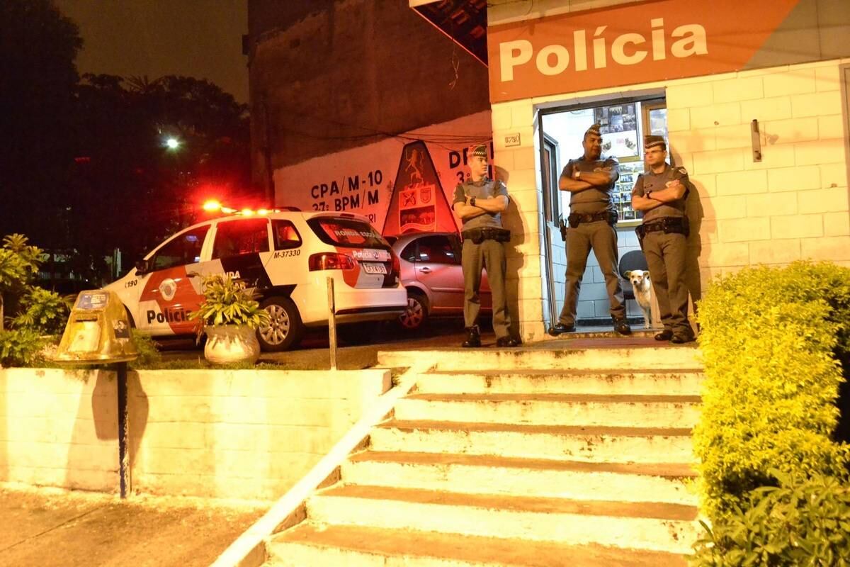 Pelo menos cinco tiros acertaram a porta e a janela do imóvel, além do muro; não houve feridos